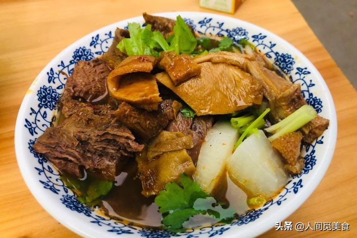 香港大叔广东牛杂,香港大叔卖煲仔饭