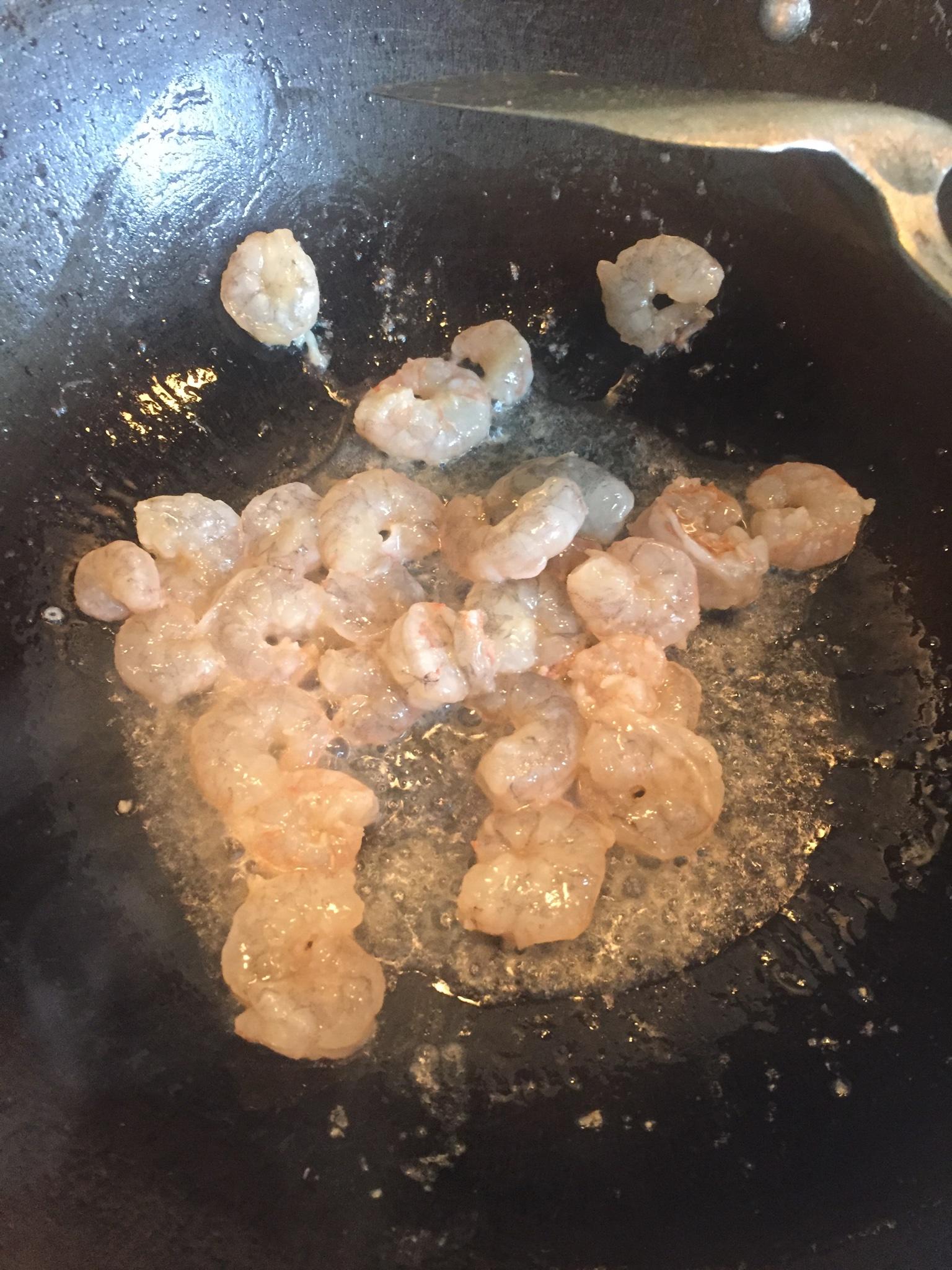 虾仁炒鸡蛋怎么炒宝宝最爱吃,上海菜炒虾仁的方法简便又好吃