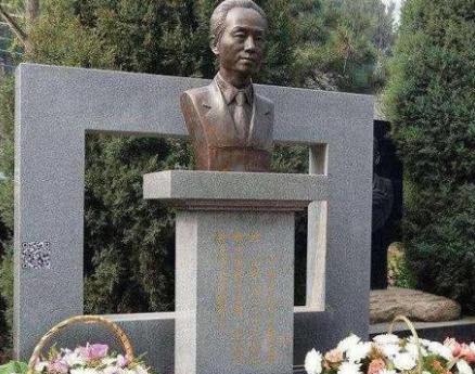 曾是央视国脸，去世11年母亲至今不知，妻子改嫁富商儿子成这样