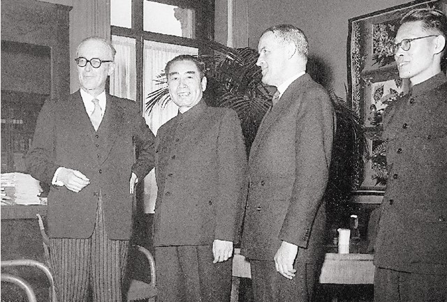 记者故意刁难周总理：为何要用美产钢笔？他的回答让记者羞愧