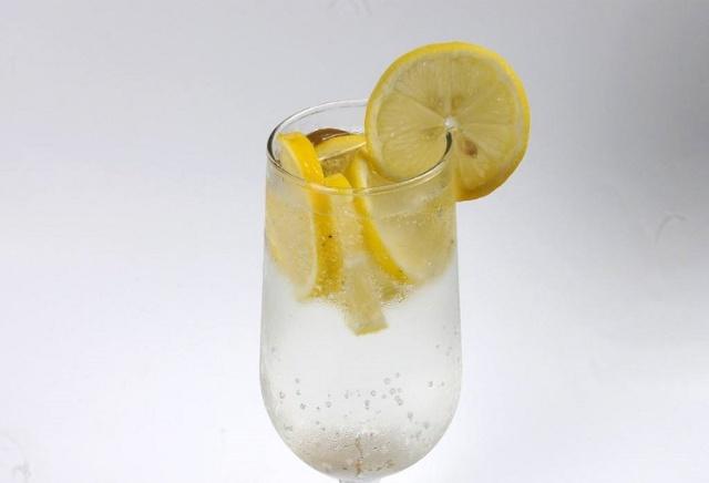 吃西餐时服务员倒的柠檬水 (吃西餐服务员倒的柠檬水是干嘛的)