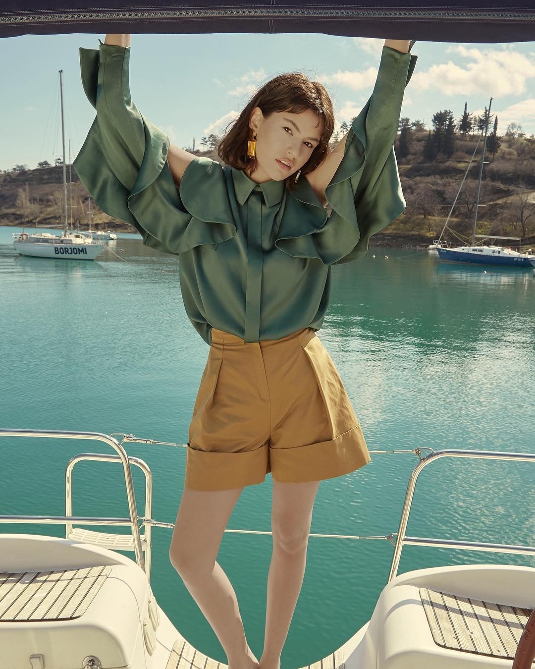 2022新款连衣裙洋气网红爆款绿色,绿色碎花连衣裙搭小白鞋还是高跟