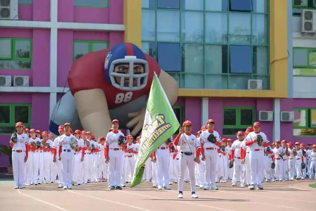 一共有207人参加体操表演,一百多人体育节开场