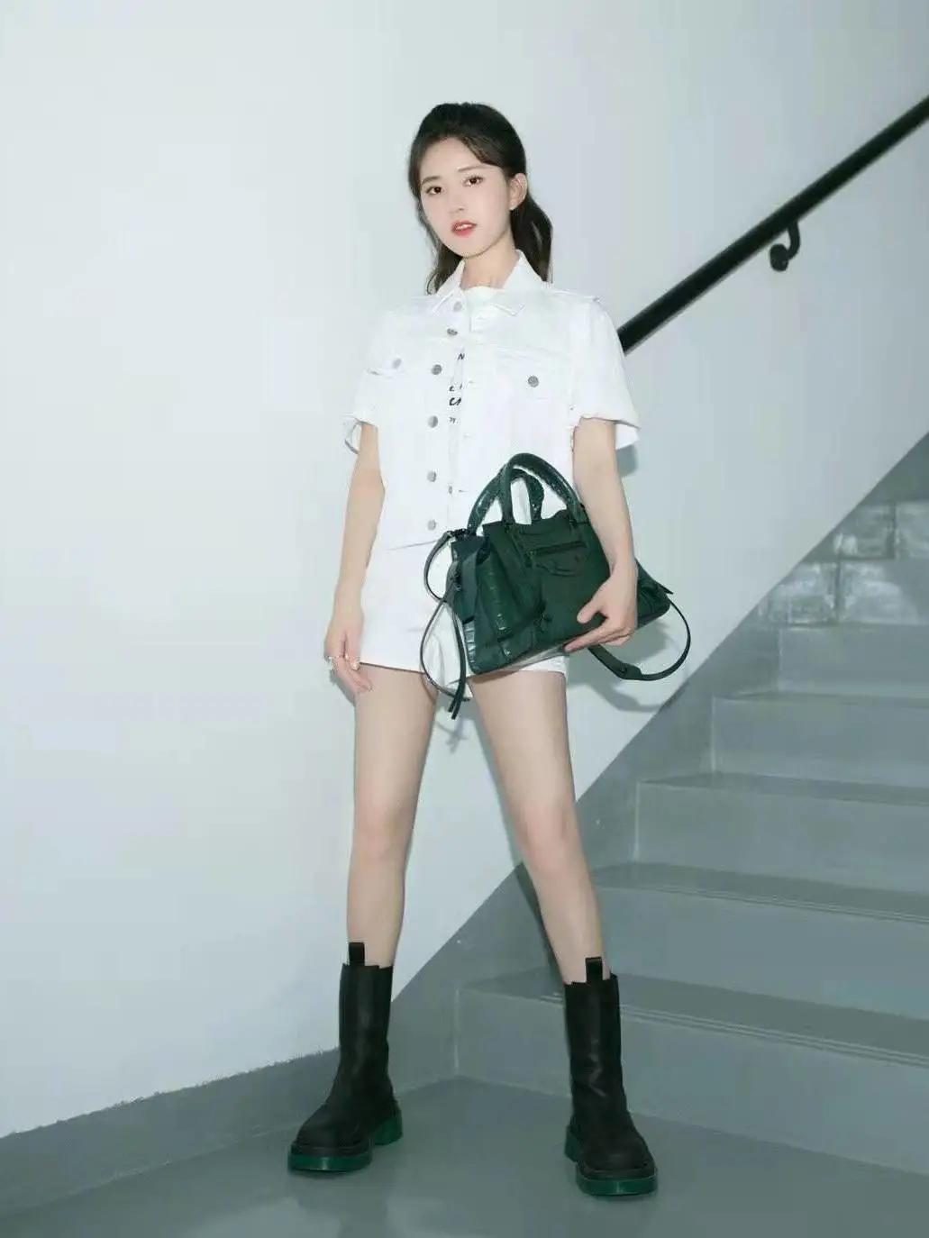 杨幂穿连体短裤时尚大片,杨幂现身粉色风衣配短裤