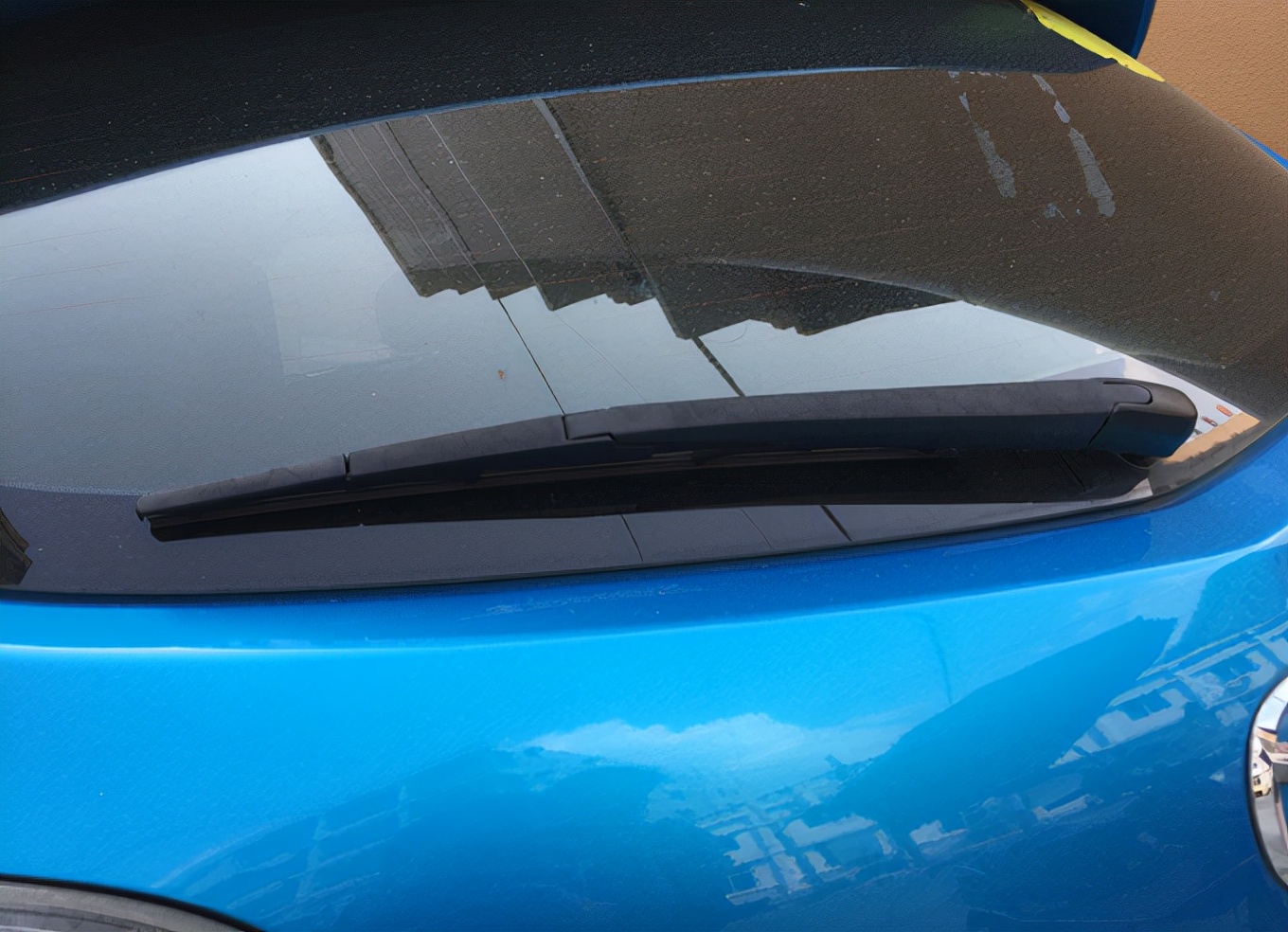 钥匙锁车里砸哪块玻璃最便宜,车钥匙掉了砸哪一个玻璃比较划算