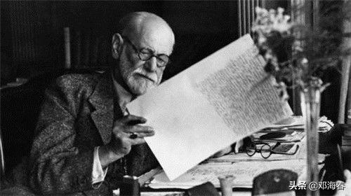 女画家画出一幅鬼画,一名女画家画出鬼的模型