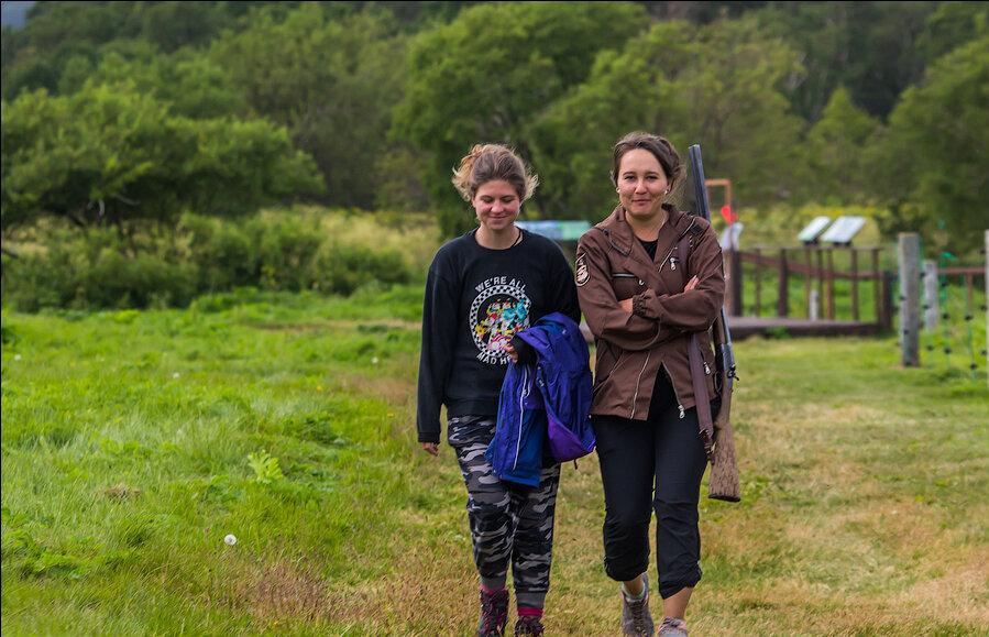 加拿大遇到熊会到路边吗,在幽深洞穴里探险遇到熊该怎么办