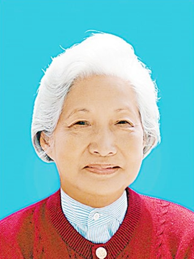 荣毅仁相伴70年的妻子，亲自为丈夫擦皮鞋，96去世与丈夫共葬