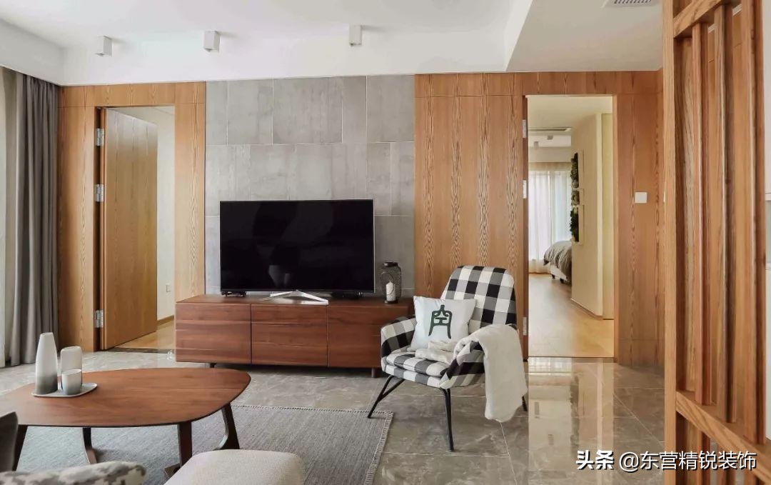 主卧背景墙护墙板装修效果图大全,100平方现代轻奢护墙板装修多少钱