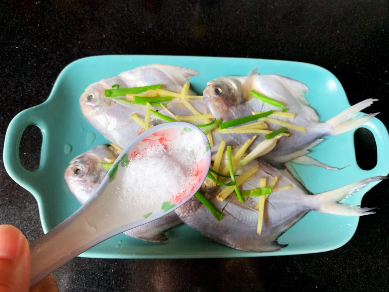 清蒸鲳鱼的做法最正宗的做法,清蒸鲳鱼是用鲜鲳鱼还是冻鲳鱼