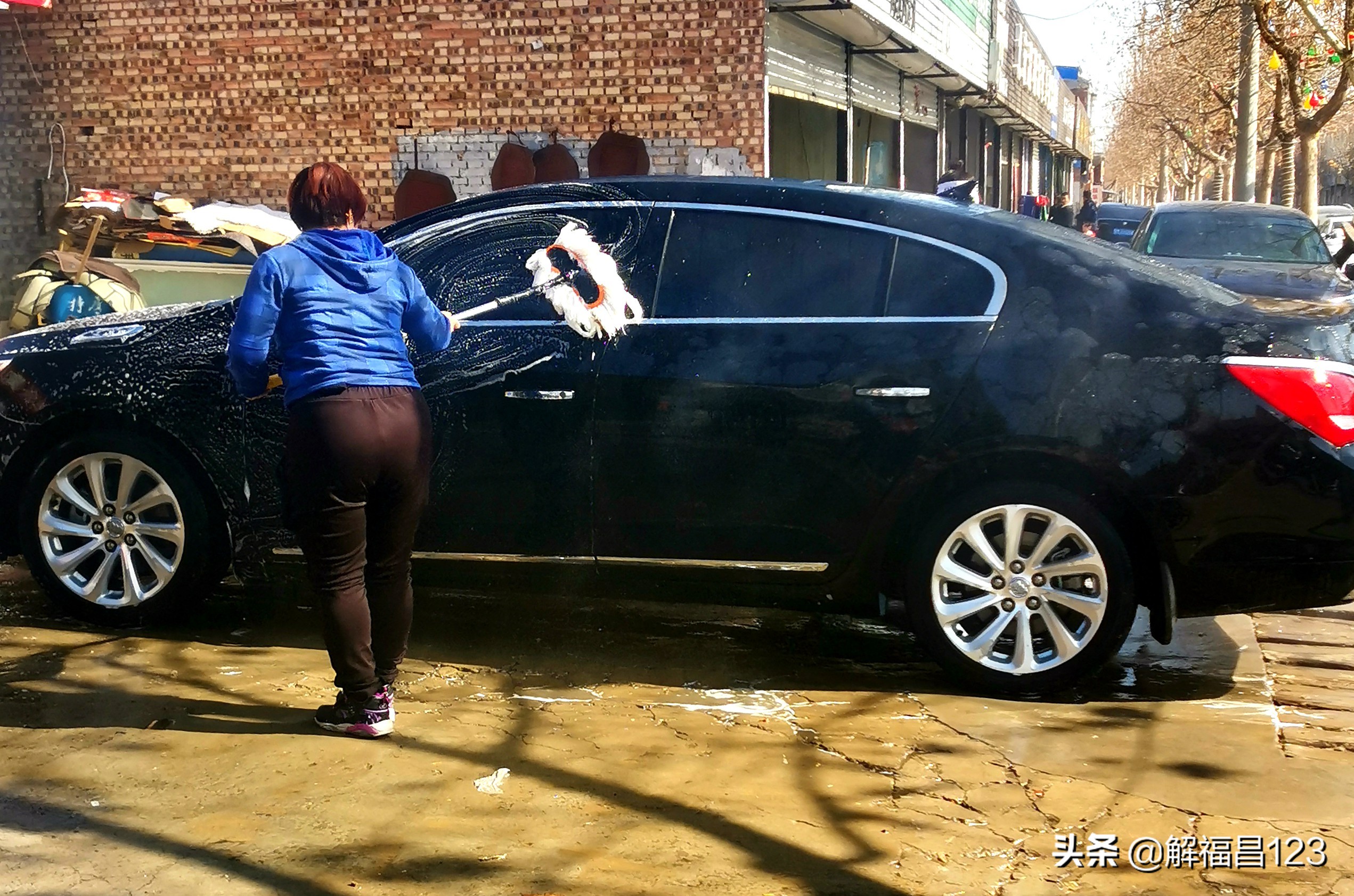 洗车店一年赚20万有吗,开一个洗车店一年可以赚100万吗