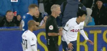 孙兴慜踢断戈麦斯,戈麦斯被红牌罚下