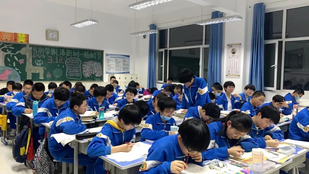 晚自习同学们在争分夺秒的学习,自习课上同学们都在埋头复习