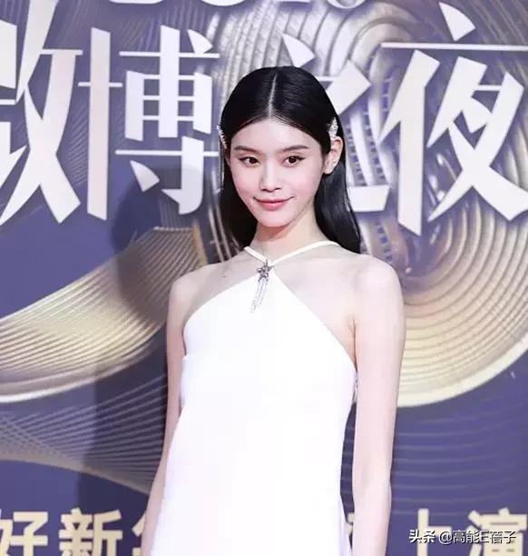 一周造型不重样,一周穿搭封面设计横屏