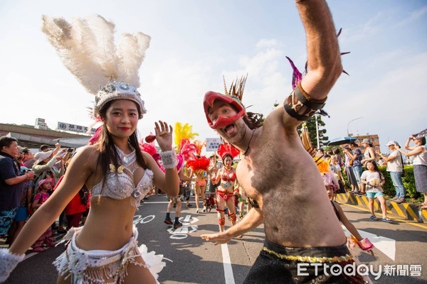 基隆海洋老鹰嘉年华热闹游街森巴女郎超吸睛人潮爆满