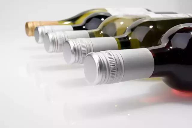 葡萄酒瓶底部凹槽很深,葡萄酒瓶盖上为什么有一个小孔