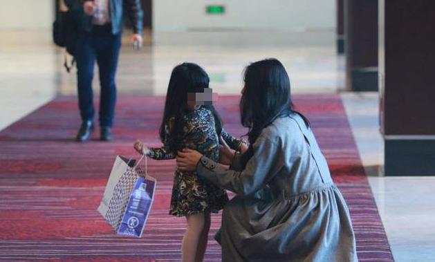 “妈妈，同桌总是摸我”，妈妈的做法，挽救了女儿的一生