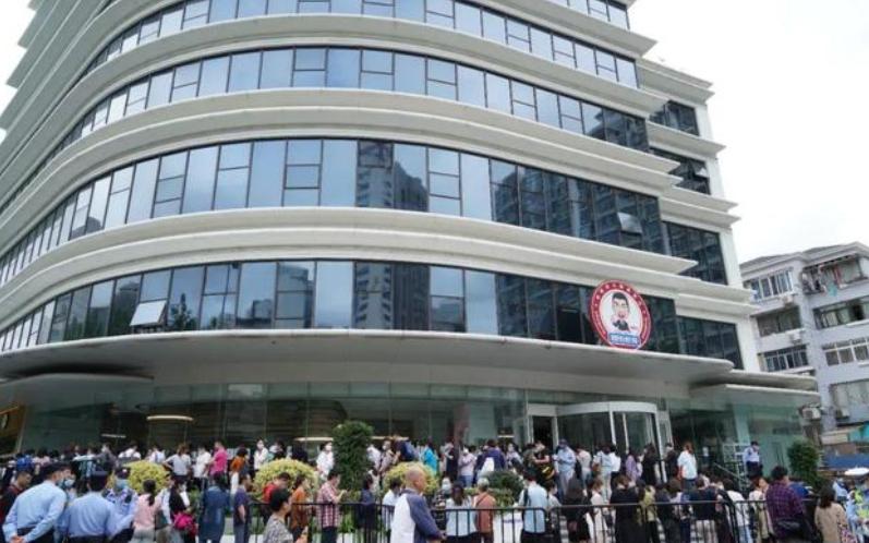 两教培巨头同日“停摆”:家长抱团维权,培训教师们却只能“孤独地舔舐伤口”