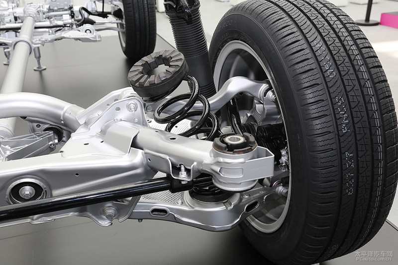 路虎揽胜极光对比同级别bba质量,路虎揽胜极光新一代测评视频