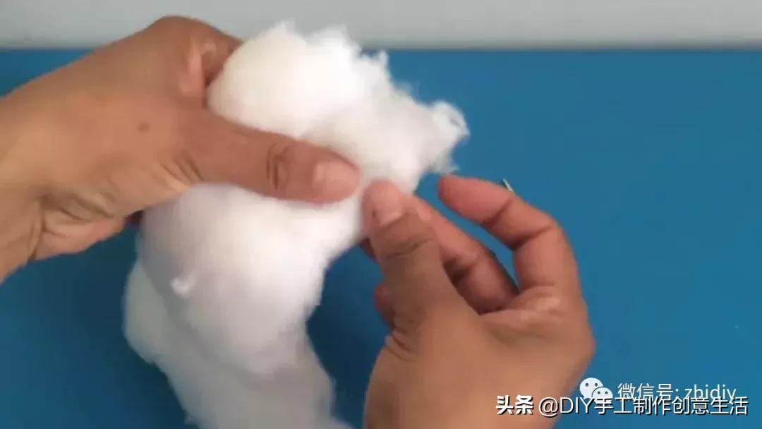 用白纸做个可爱的咩咩羊,用纸折一个可爱的小山羊