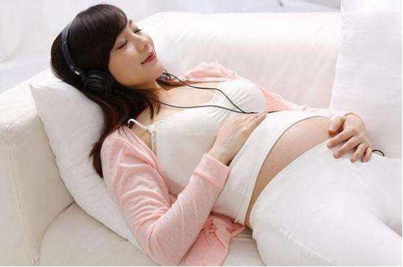 早产将近3个月,新生儿体重仅0.99斤却仍顽强存活,不禁让人感叹