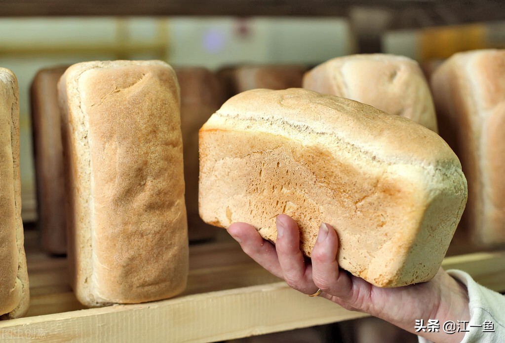 干硬的面包怎样让它变得柔软,做面包不用揉也可以出膜的绝招