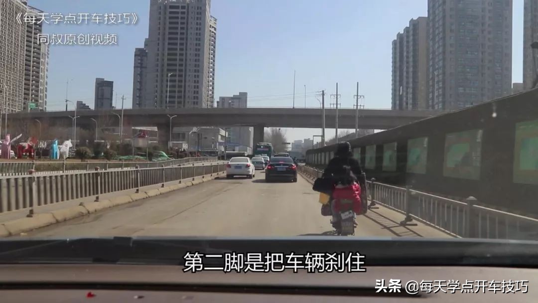 紧急躲避障碍物的处置措施及要领,遇到前面有障碍物如何紧急停车