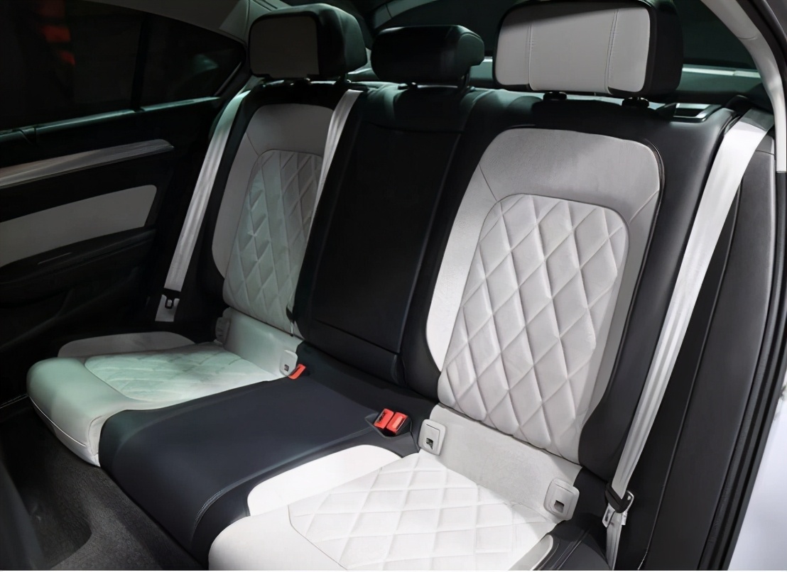 试驾新迈腾，被它的2.0TSI高功版震撼到，满满的速度激情