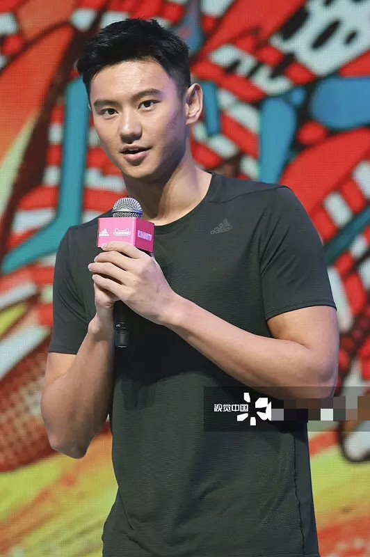 窦靖童门牙笑容灿烂,窦靖童磕破门牙