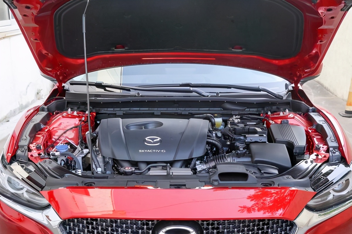 阿特兹前引擎盖缝隙太大怎么办,阿特兹引擎盖后面的缝隙怎么调