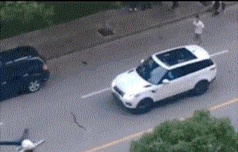 去理发店洗头，跟老板说：能不能换点别的音乐，好难听啊