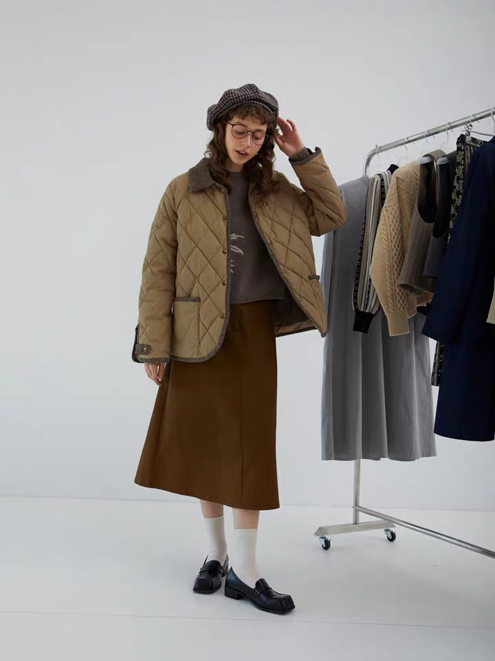 白色长款羽绒服搭白色短靴好看么,今年穿羽绒服就别配短靴了