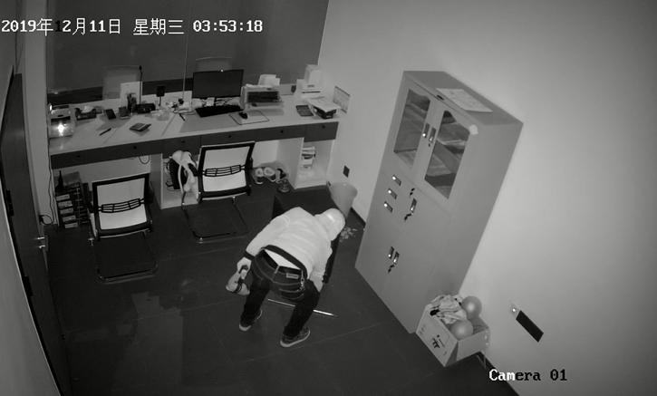 帮小偷打开被盗保险箱负什么责任,边偷边写信道歉