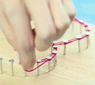 用绳子做绕线画,一根线吊起来拴着笔画画