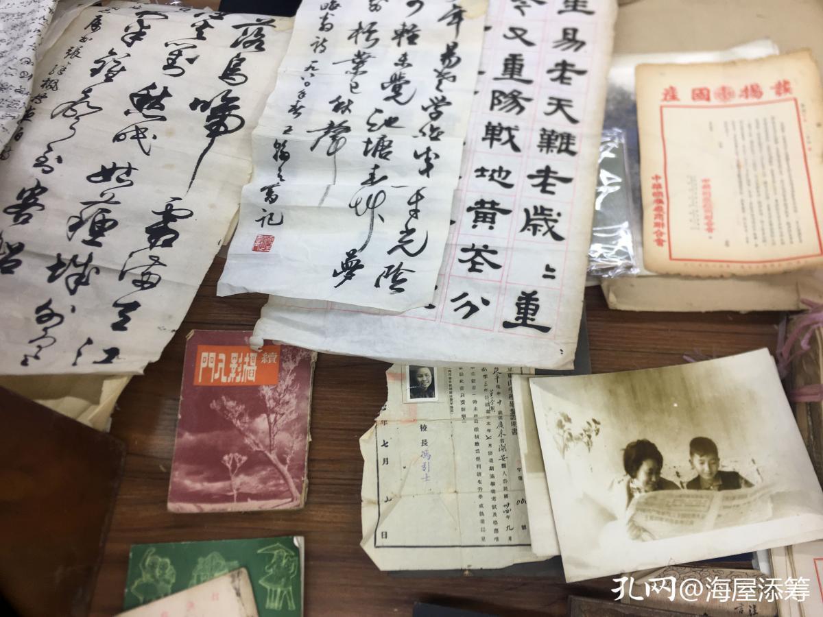 周末书市闲逛，大多数是普通书籍，稍有些价值的旧物件便要价不菲