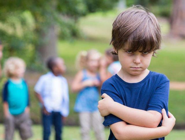 父母向孩子要钱你会怎么做,当孩子向你要钱时家长该怎么做