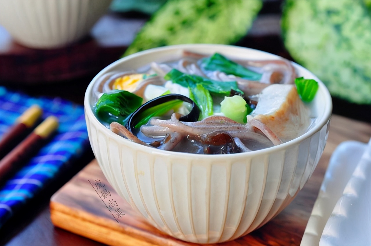 煮面条开水下锅还是冷水下锅,煮面条应该开水下锅还是冷水下锅