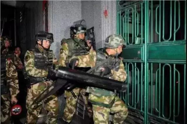 4000名警察出击捣毁制毒村,毒品村支书抓捕现场