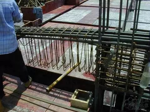 分布筋是直筋还是弯矩筋,负弯矩筋与分布筋需要满绑吗