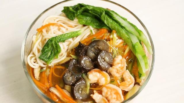 大虾比猪肉还便宜，抢购10斤，这样处理，放几个月都很新鲜