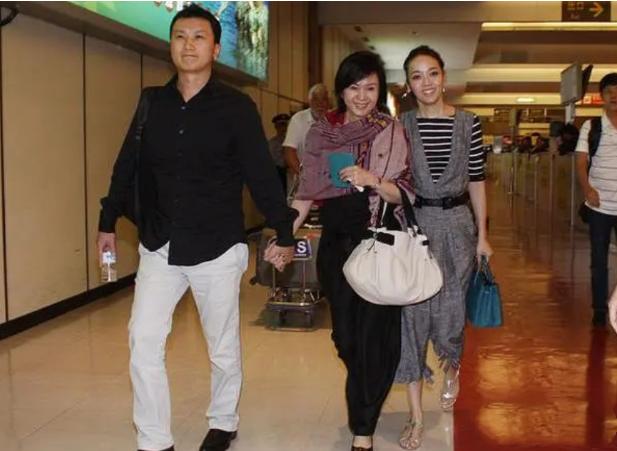 侯佩岑的所有恋情,侯佩岑的妈妈和她老公十指紧扣