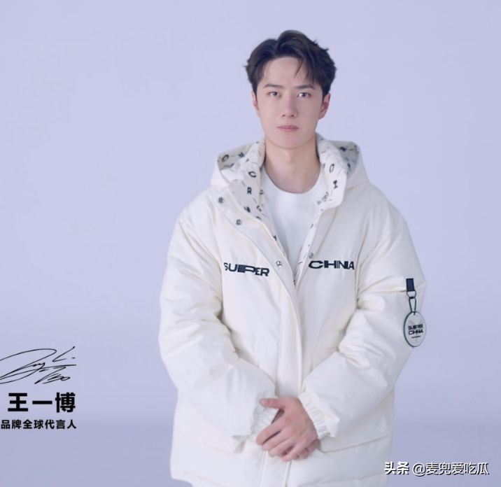 老师带头追星引热议？要求学生买王一博同款羽绒服，家长发文*制抵**