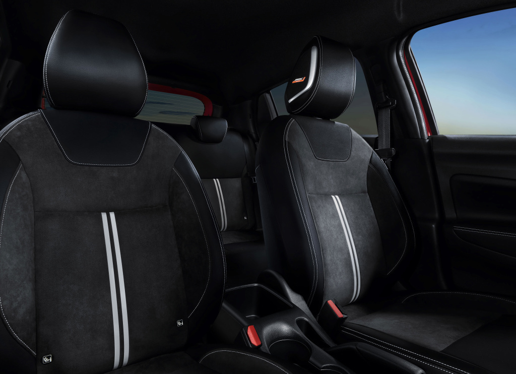 日产玛驰和飞度哪个好开,全新玛驰仅售7万