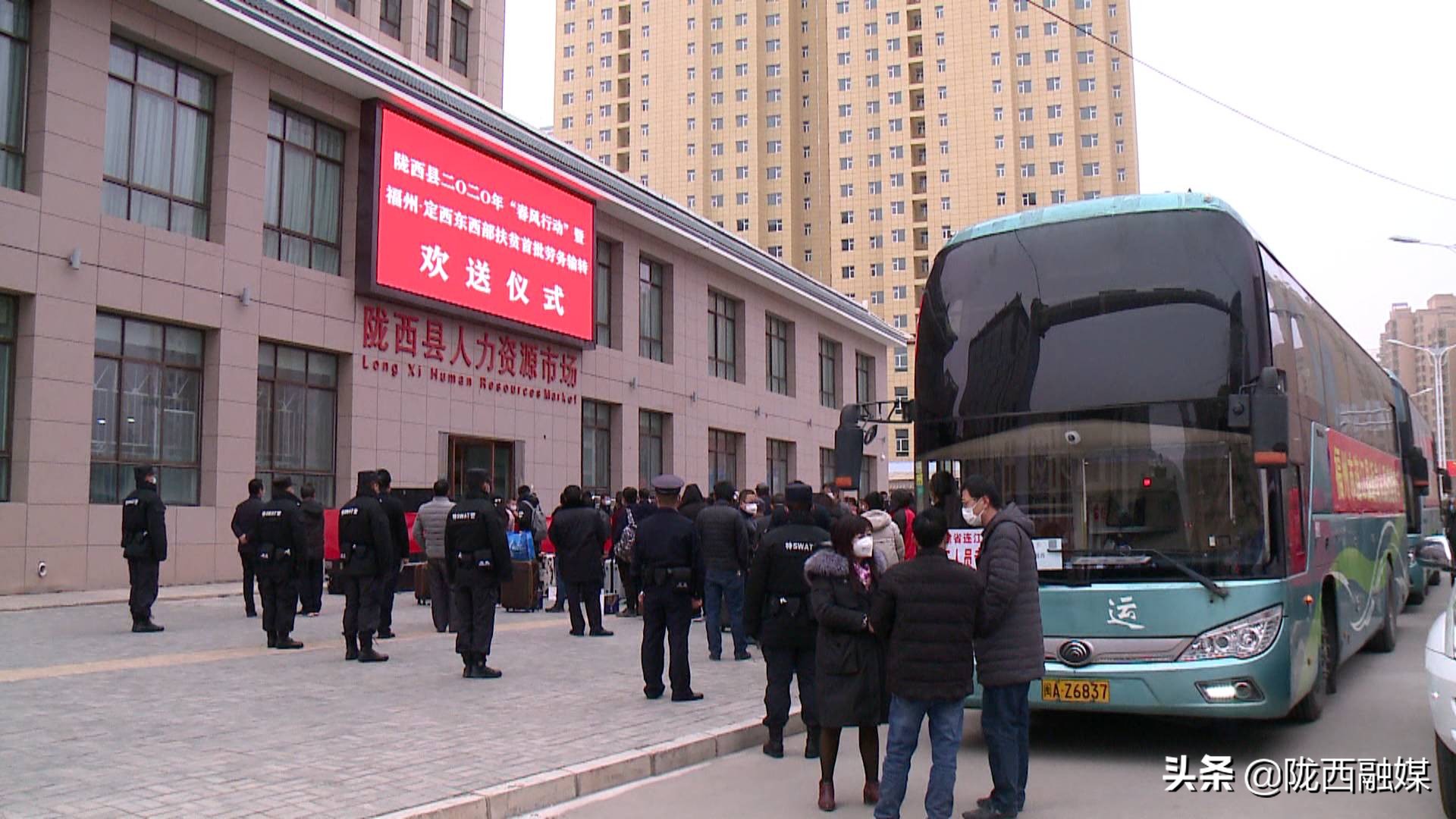 新闻特写春运路上温暖同行,新闻特写最暖心的视频