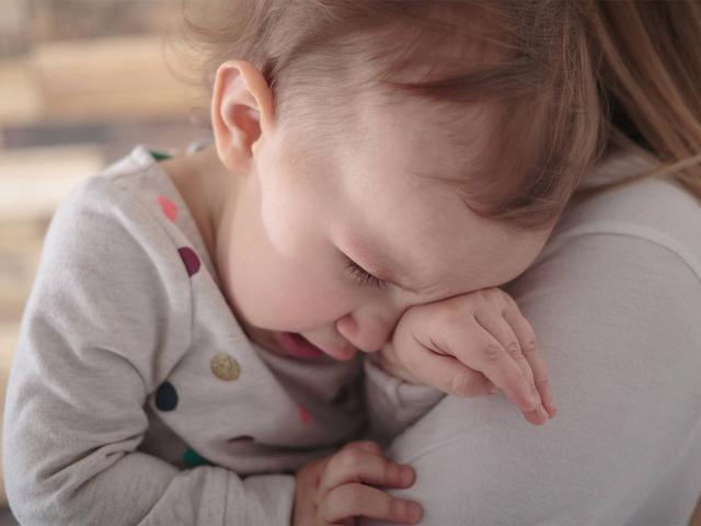 孩子遇见生人就躲？多半是“陌生人焦虑症”，尝试用3招轻松化解