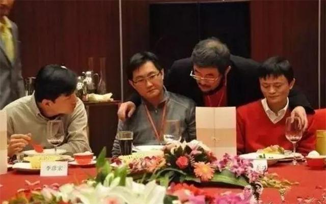 鹰压双马：这位手压2位中国首富的胡子男人，地位有何特殊之处