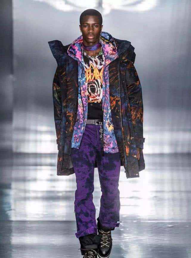 把裤子穿在肚脐上面会怎么样,把裤子扎进腰里的穿搭