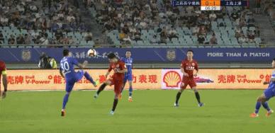 中超赛场上演罕见一幕,中超足坛高能场面