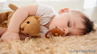 15天的新生儿晚上不爱睡觉,新生儿不爱平躺怎么办