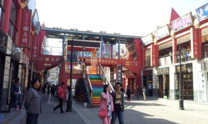 在迷人的外滩上，吃着对虾鳎目鱼，吃货们趋之若鹜的地方